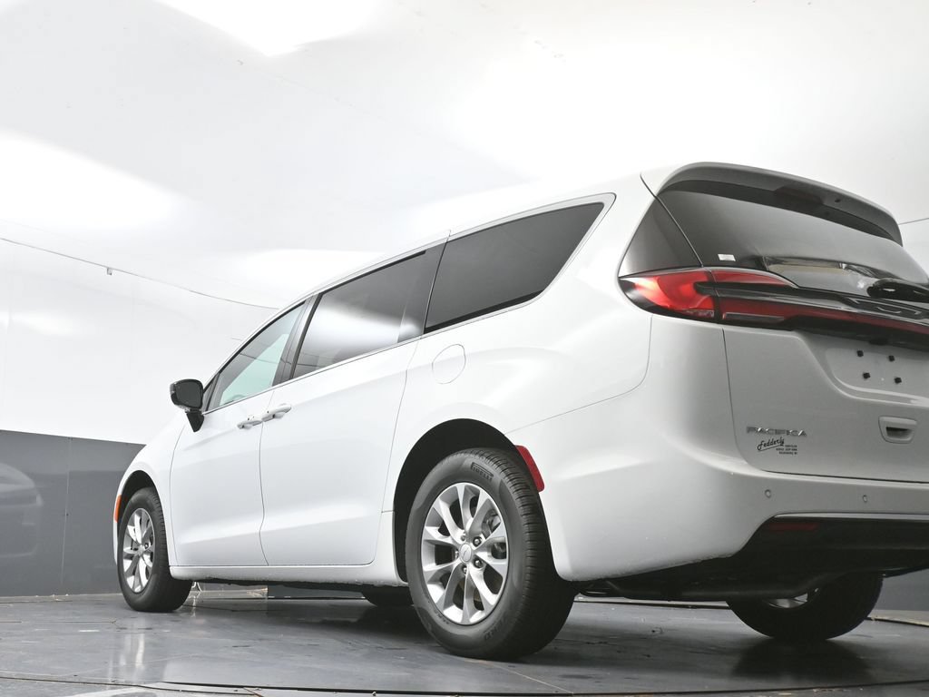 New 2027 Chrysler Pacifica Select w/ Family Tech Group AWD/4WD image 44