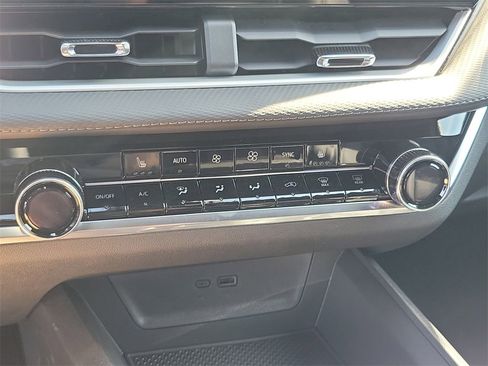 New 2026 Chevrolet Equinox LT w/ Convenience Package II image 17