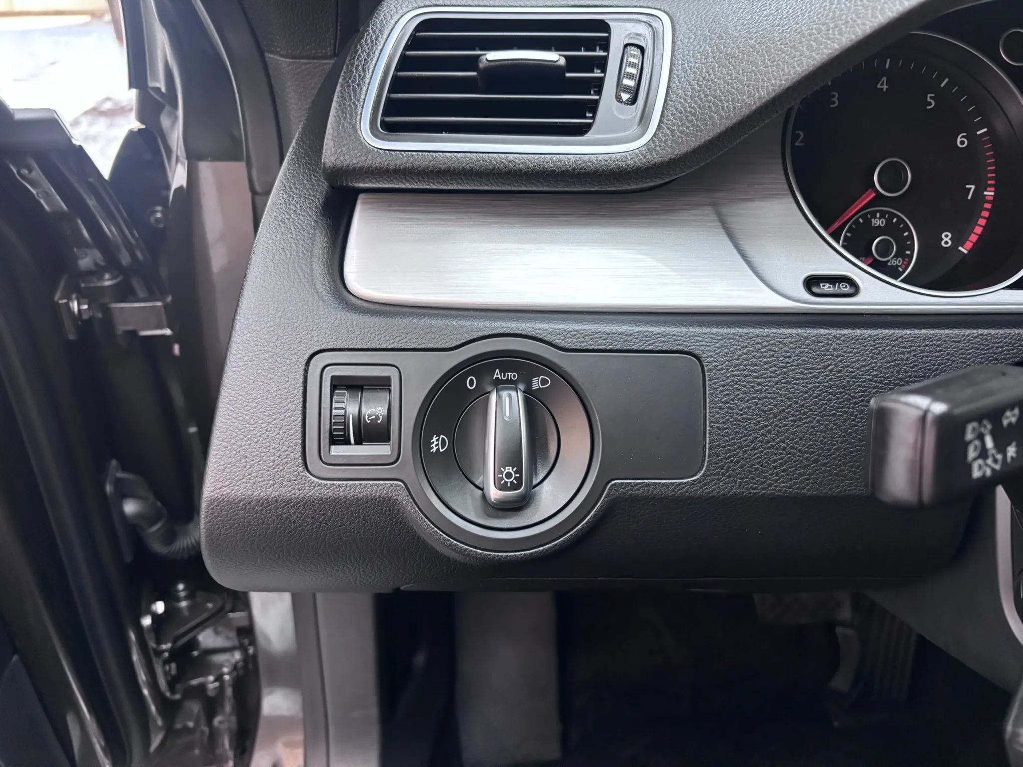 Used 2014 Volkswagen CC R-Line FWD image 11