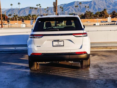 New 2025 Jeep Grand Cherokee Altitude image 8