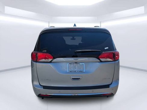 Used 2020 Chrysler Pacifica Limited FWD image 4