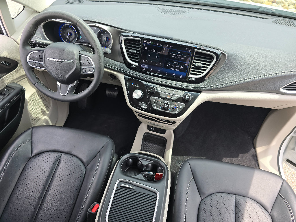 Used 2023 Chrysler Pacifica Touring-L AWD/4WD image 14