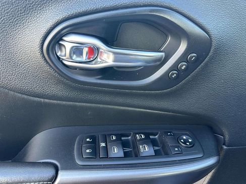 Used 2019 Jeep Cherokee Limited image 21