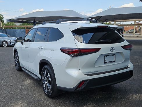 Used 2024 Toyota Highlander XLE FWD image 3