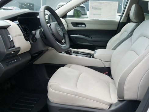 New 2025 Nissan Pathfinder SL image 5