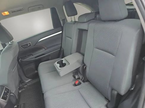 Used 2019 Toyota Highlander LE AWD/4WD image 36