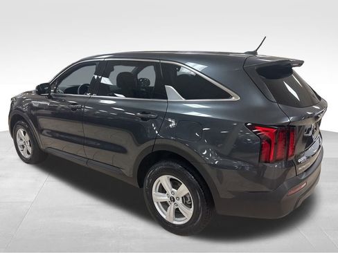 Used 2023 Kia Sorento LX image 4