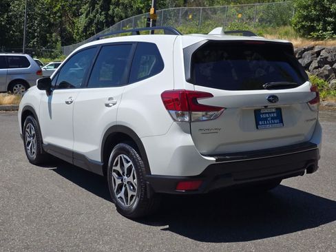 Used 2019 Subaru Forester Premium AWD/4WD image 3