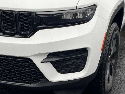 New 2025 Jeep Grand Cherokee Altitude image 10