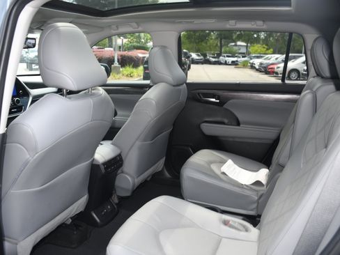 Used 2023 Toyota Highlander Platinum FWD image 17
