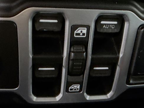 Used 2018 Jeep Wrangler Unlimited Sport S image 24