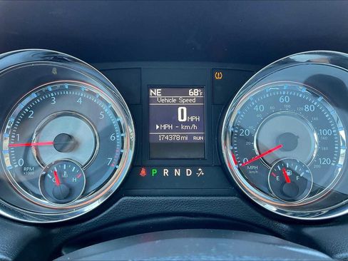 Used 2014 Chrysler Town & Country Touring image 24