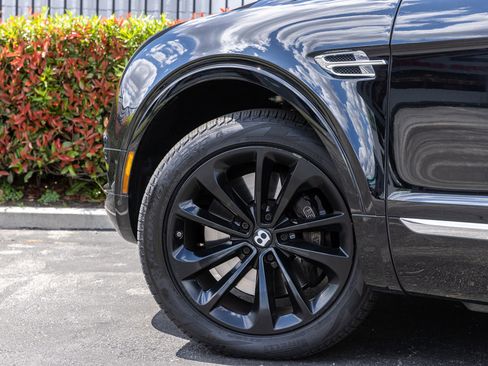 Used 2017 Bentley Bentayga AWD/4WD image 14