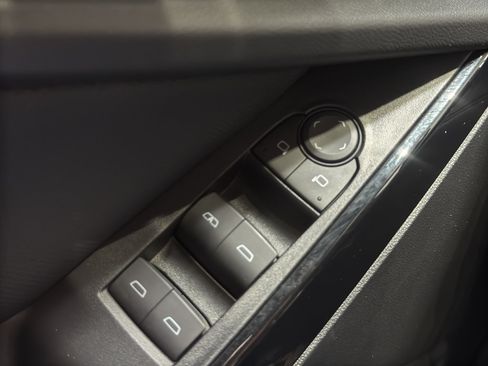 Used 2025 Chevrolet Equinox LT w/ Convenience Package II image 34