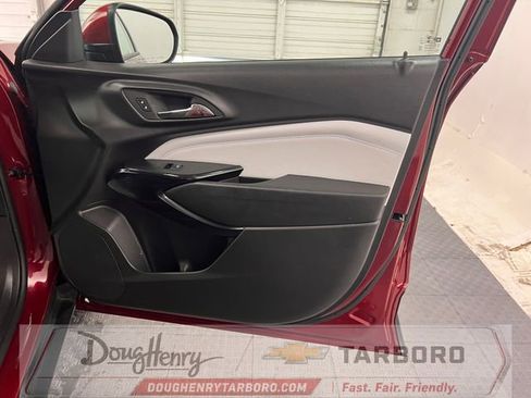 Used 2025 Chevrolet Trax LT FWD image 38