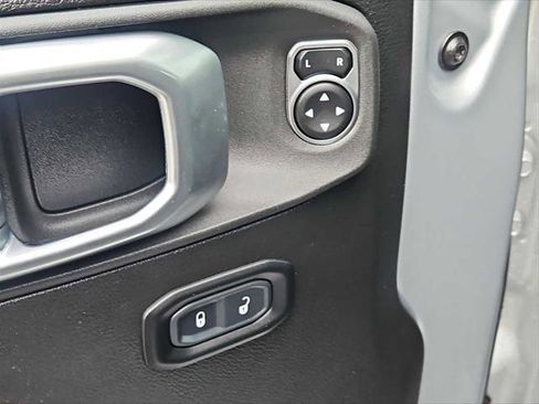 Used 2023 Jeep Gladiator Sport AWD/4WD image 15
