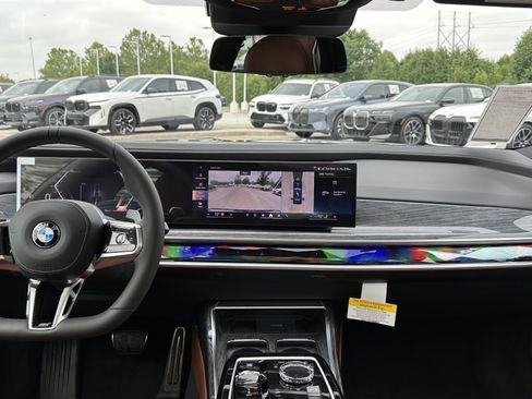 Used 2025 BMW 760i xDrive w/ Executive Package image 32