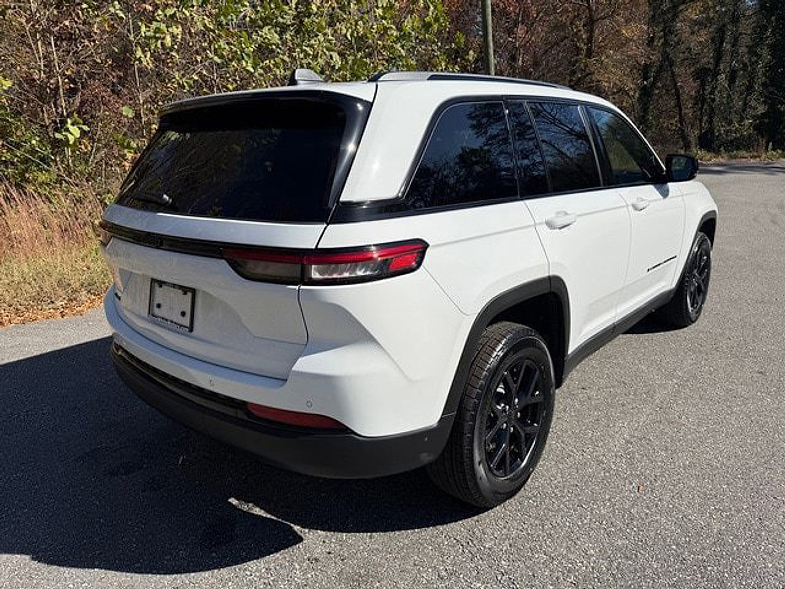 Used 2025 Jeep Grand Cherokee Altitude AWD/4WD image 6