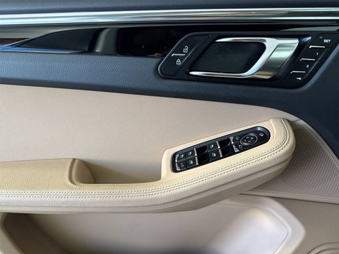 Used 2025 Porsche Macan image 12