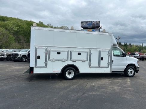 New 2027 Ford E-350 and Econoline 350 Super Duty w/ Interior Upgrade Package RWD image 14