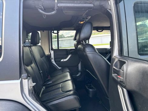Used 2018 Jeep Wrangler Unlimited Rubicon w/ Connectivity Group AWD/4WD image 12
