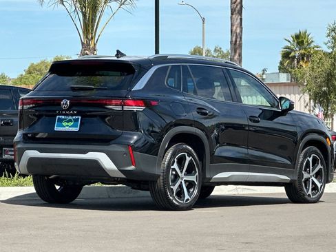 Used 2025 Volkswagen Tiguan SE FWD image 4