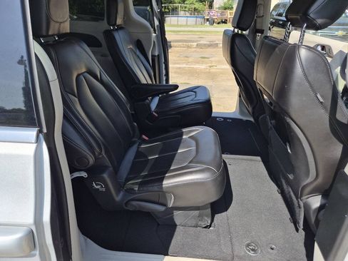 Used 2023 Chrysler Pacifica Touring-L FWD image 12