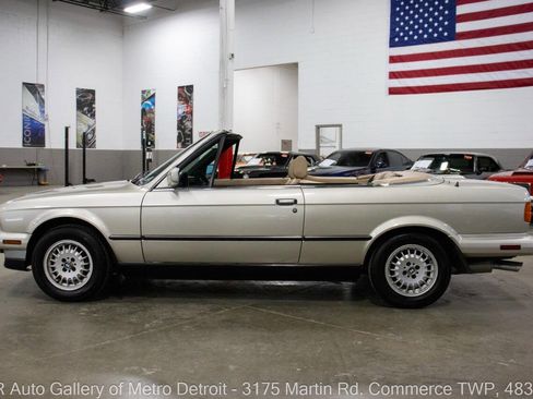 Used 1989 BMW 325i Convertible RWD image 4