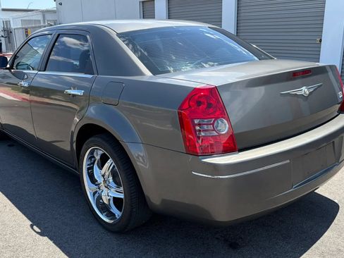 Used 2010 Chrysler 300 Touring RWD image 3