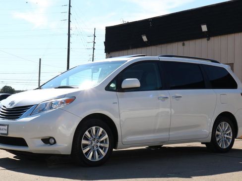 Used 2017 Toyota Sienna XLE w/ XLE Navigation Package image 18