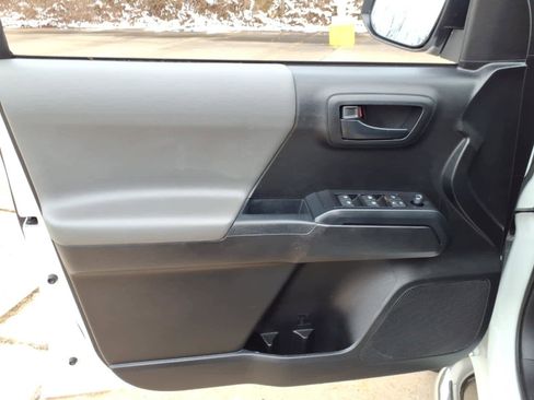 Used 2019 Toyota Tacoma SR w/ SR Convenience Package image 9