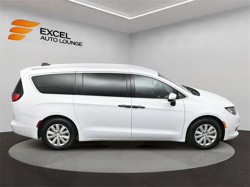 Used 2021 Chrysler Voyager L image 47