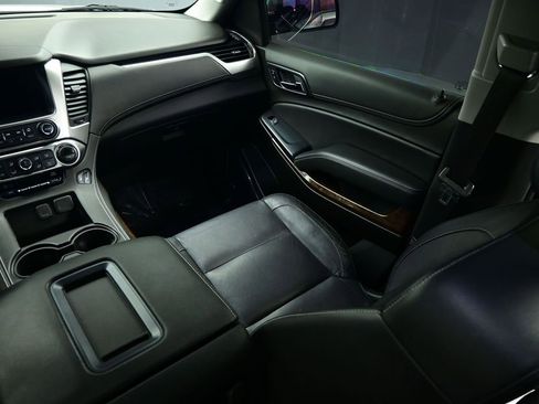Used 2020 Chevrolet Suburban LT image 44