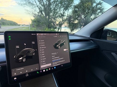 Used 2021 Tesla Model Y 2WD image 14