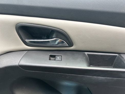 Used 2014 Chevrolet Cruze LS image 17