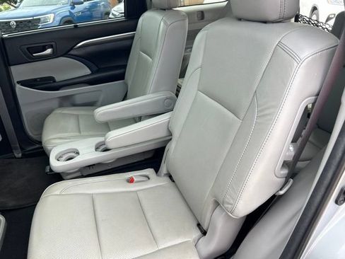 Used 2018 Toyota Highlander Limited Platinum FWD image 12
