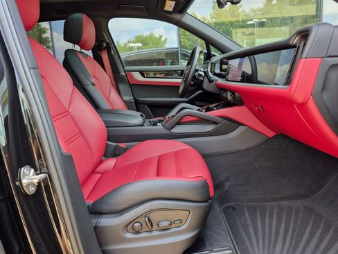 Certified 2026 Porsche Cayenne AWD/4WD image 22