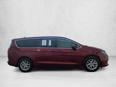 Used 2022 Chrysler Voyager LX FWD image 4