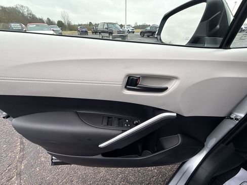 Used 2025 Toyota Corolla Cross L image 29