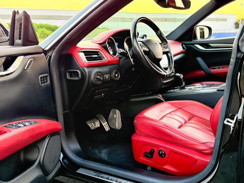 Used 2018 Maserati Ghibli GranSport image 9