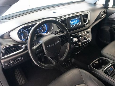 Used 2020 Chrysler Pacifica Touring w/ S Appearance Package FWD image 3