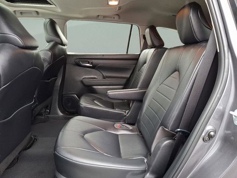 Used 2023 Toyota Highlander XLE image 8