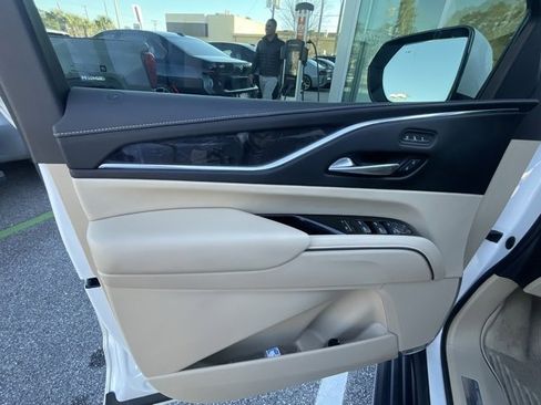 Used 2021 Cadillac Escalade Premium Luxury image 3