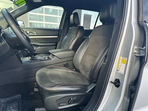Used 2018 Ford Explorer XLT w/ Equipment Group 202A image 9