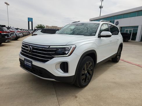 Certified 2026 Volkswagen Atlas SE FWD image 3