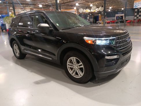Certified 2023 Ford Explorer XLT w/ Equipment Group 202A AWD/4WD image 1
