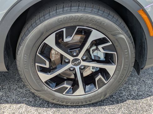 Certified 2025 Kia Sportage EX FWD image 9