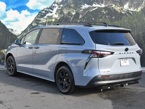 Used 2025 Toyota Sienna XLE Woodland Edition image 9