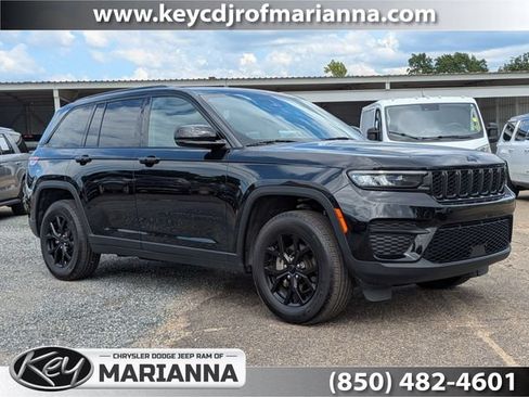 Used 2025 Jeep Grand Cherokee Altitude AWD/4WD image 1