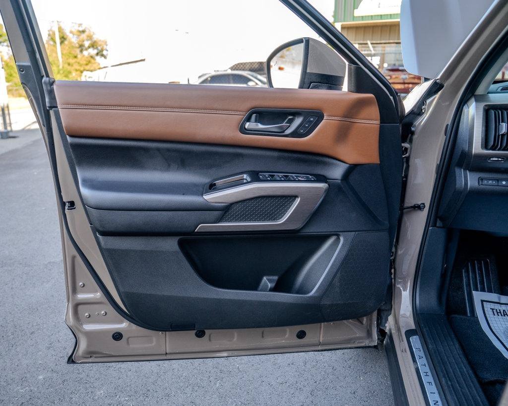 Used 2023 Nissan Pathfinder Platinum FWD image 11